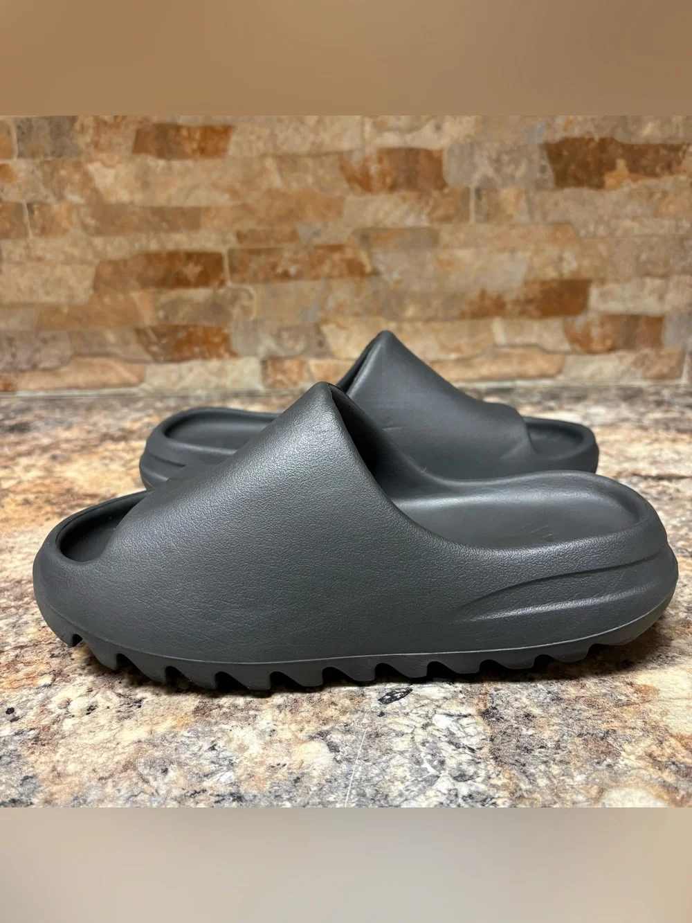 Adidas X Yeezy Slides ONYX Mens Size 6 Women’s 7.5